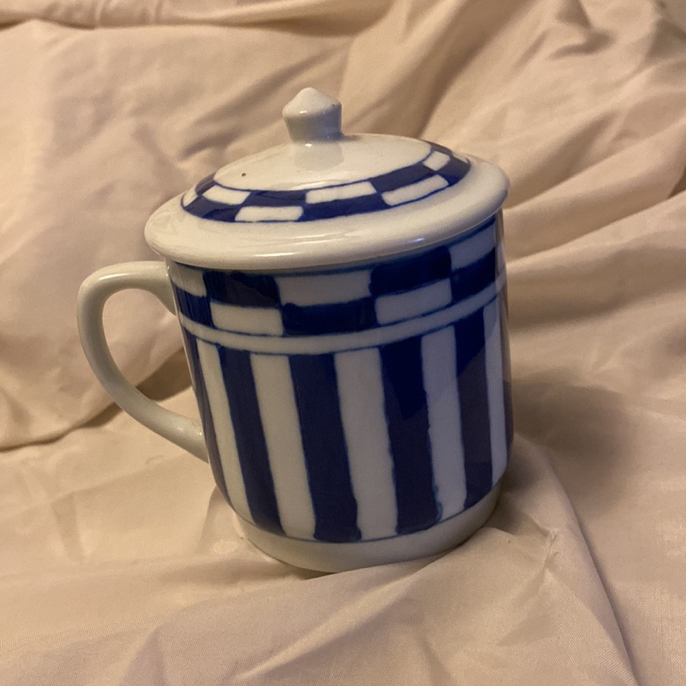 PORCELAIN BLUE & WHITE MUG, LIDS AND SAUCERS - Picture 4 of 7